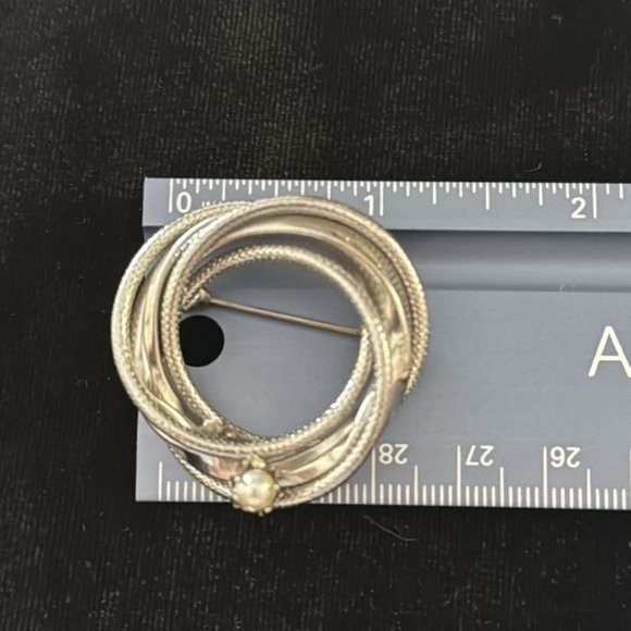 Round Silver Brooch with Simulated Pearl - Picture 4 of 4